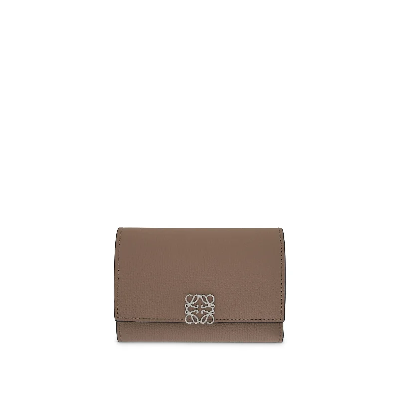 Anagram Small Vertical Wallet in Pebble Grain Calfskin in Sand